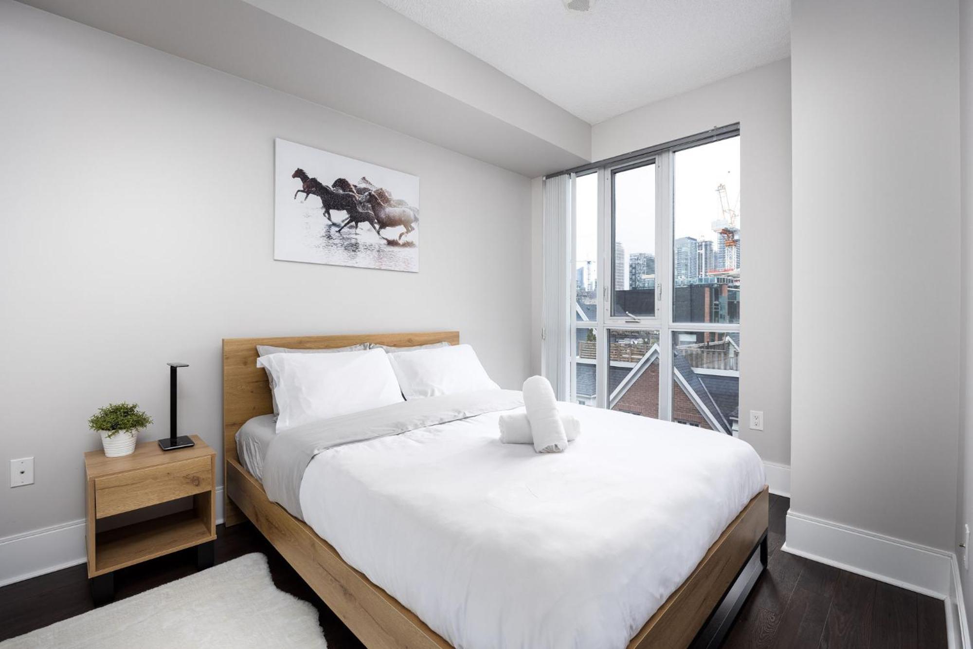 Dwtn Near Cn Tower! W/ Free Parking *